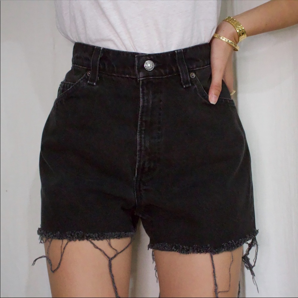 VINTAGE LEVI’S 550 BLACK DENIM SHORTS